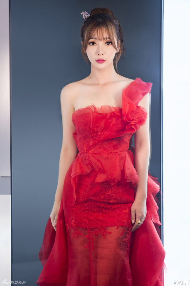 中国美女柳岩のドレス写真がセクシーすぎる