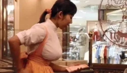 胸器 台湾の女子ウエイトレスの胸が大きすぎてお客さんから クレーム Seechina365